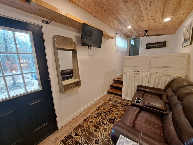 Building Photo - Furnished Tiny Home