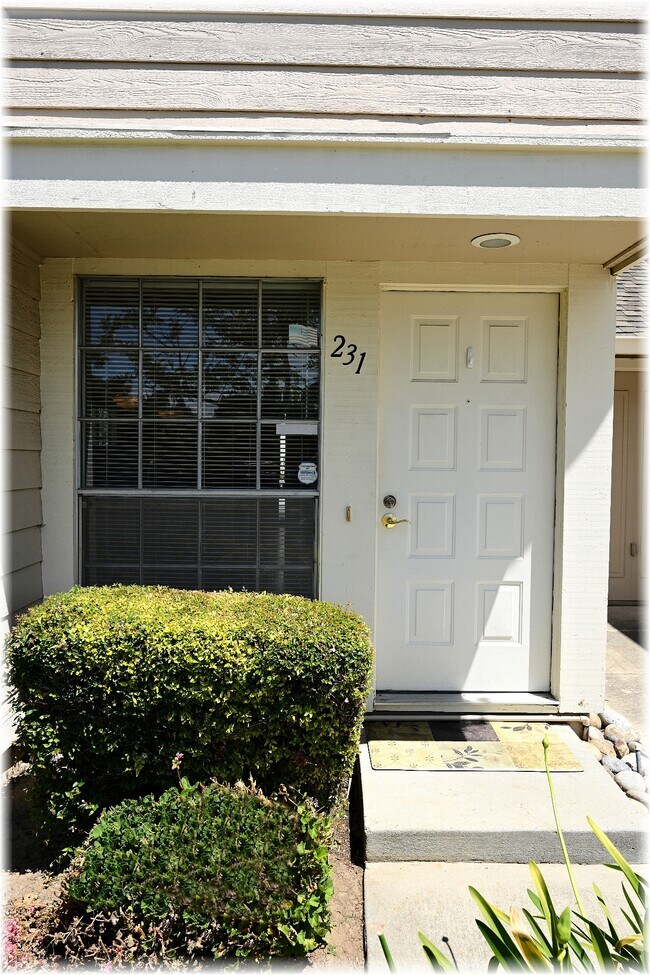 Building Photo - 231 Banana Grove Ln