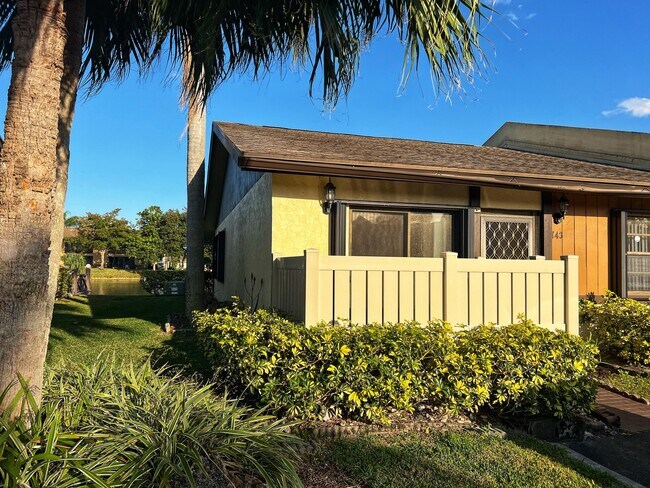 Foto del edificio - 743 Banks Rd