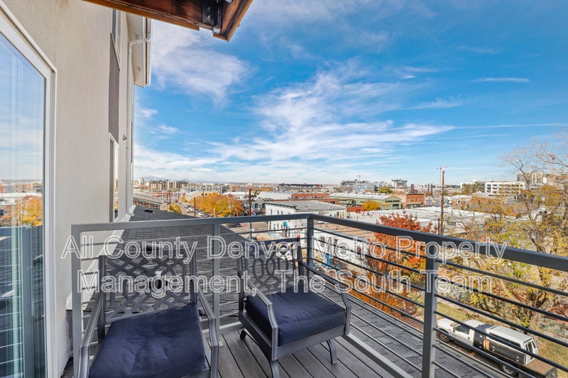Photo - 2999 Lawrence Street