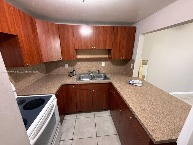 Building Photo - 10090 NW 80th Ct