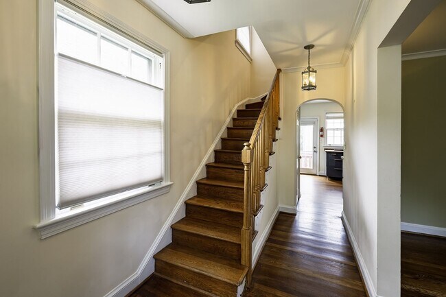 Foto del edificio - NW DC - Timeless Elegance Meets Modern Comfort in AU Park (with Pool!)