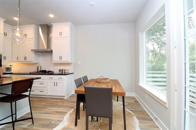 Foto del edificio - 4932 Hidden Grove Dr