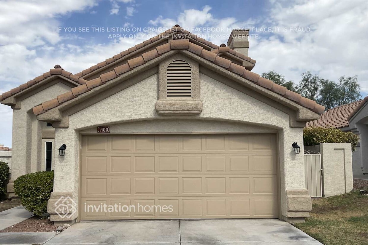 Primary Photo - 1400 Desert Hills Dr