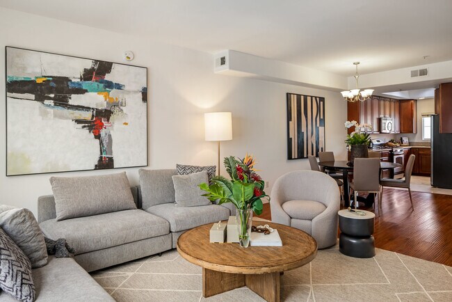 Family Room - 109 S St Andrews Pl