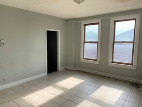 Building Photo - 920 W 5th St