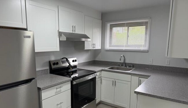 Building Photo - Renovated. Located near the Stadium