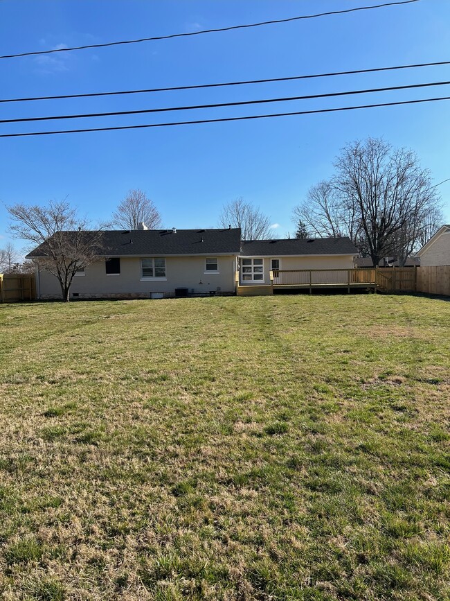 Building Photo - 705 Hampton Dr
