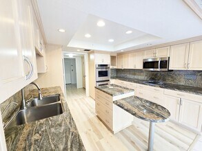Building Photo - 2420 Torrey Pines Rd