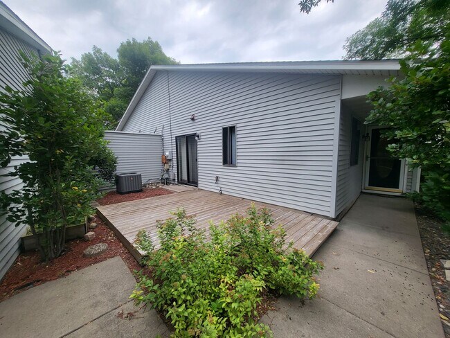 Foto del edificio - Maple Grove Townhome for Rent