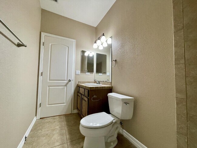 Building Photo - Golf Course Living - Gated Community of El...