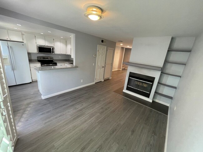 Building Photo - 2 Bedroom 2 1/2 Bath Townhouse w/2-Car Gar...