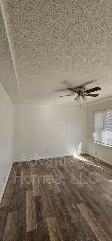 Foto del edificio - 10716 Bennington Ave