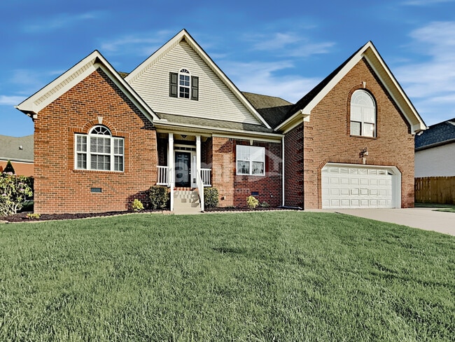 Building Photo - 563 Summit Way