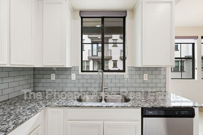 Building Photo - 2090 S Dorsey Ln