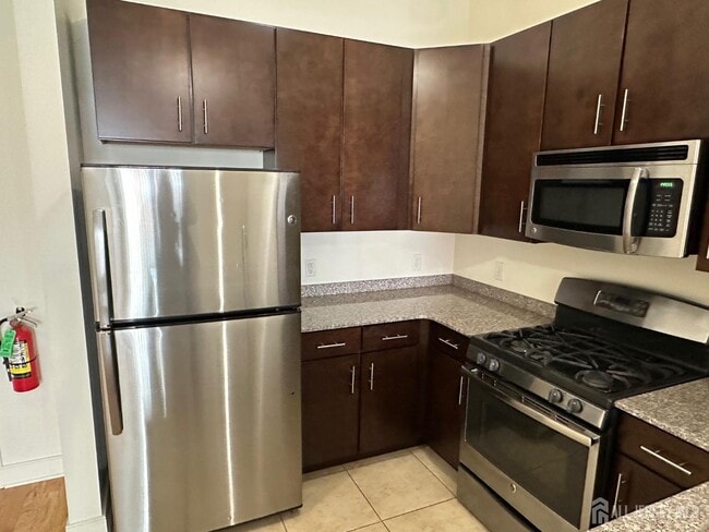 Building Photo - 88 Roosevelt Ave