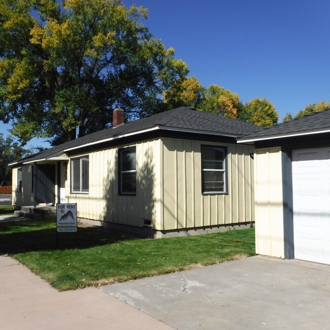 Building Photo - g735