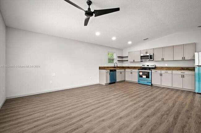 Foto del edificio - 1594 W 22nd St
