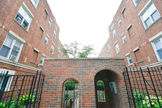 Primary Photo - 953 W Cornelia Ave