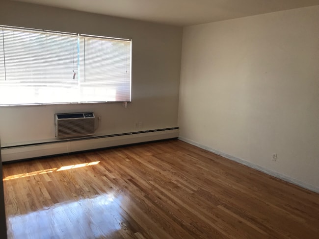 Building Photo - 4811 Cadieux Rd