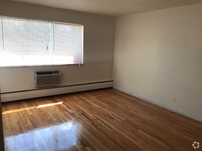 Building Photo - 4811 Cadieux Rd