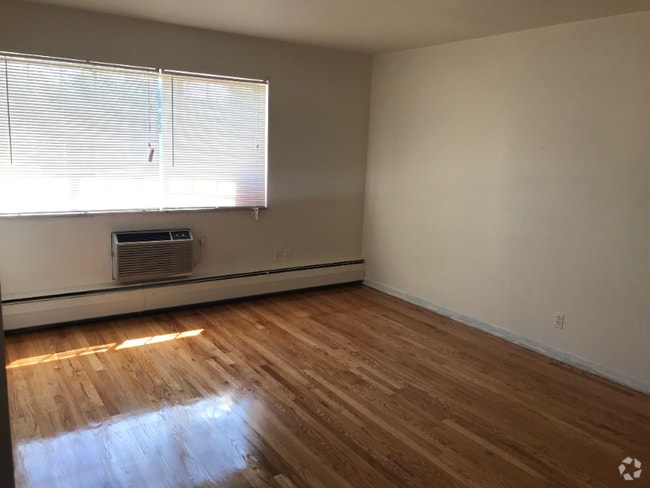 Building Photo - 4811 Cadieux Rd