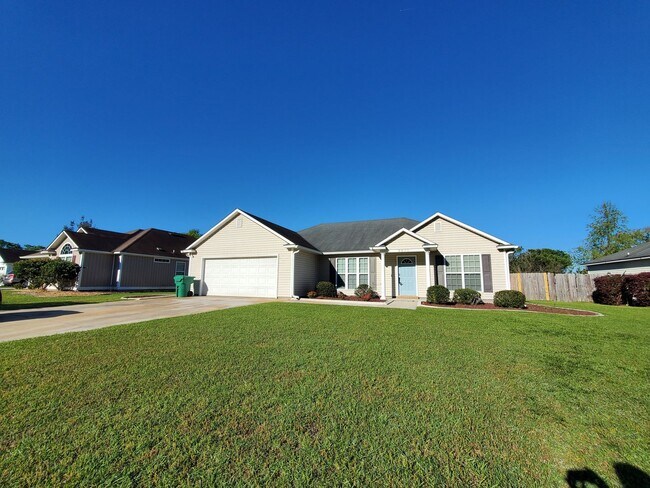 Foto del edificio - Charming 3-Bedroom Home in Valdosta, GA - Perfect for You and Your Furry Friends!