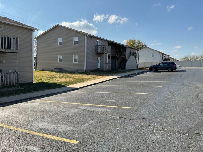 Foto del edificio - Nice 2BR/1BA Apartment near MSSU Campus in Joplin, MO. upstairs unit!!!