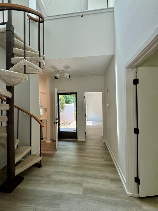 Foto del edificio - Spacious 2-Story Falconbridge Condo with Private Courtyard and Resort-Style Amenities