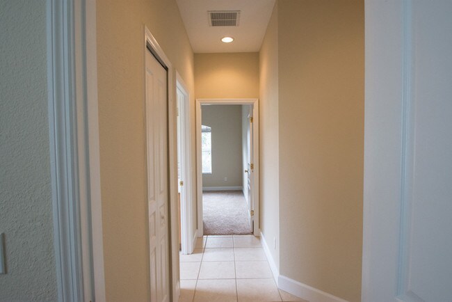 Building Photo - Gorgeous 4/3 in Hunter's Creek.
