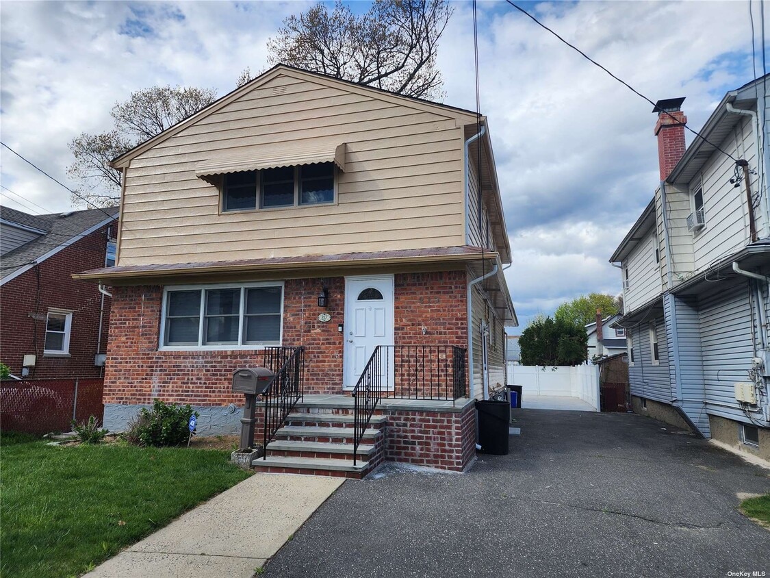 217 E Mineola Ave, Valley Stream, NY 11580 Room for Rent in Valley Stream, NY