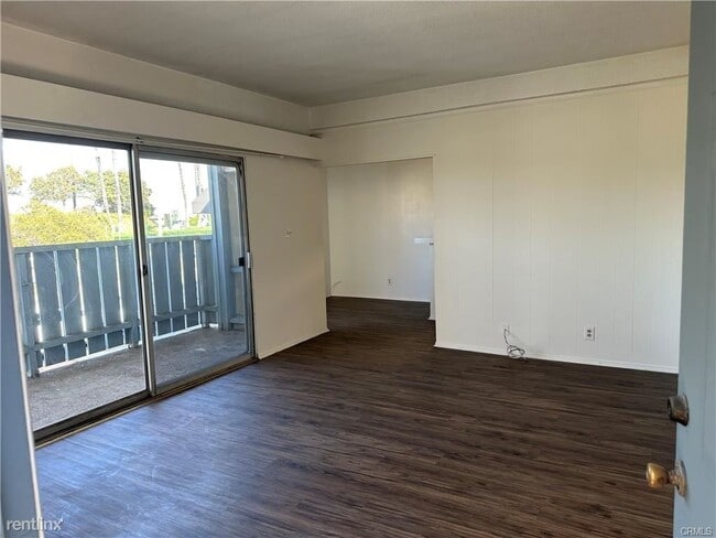Building Photo - 2 br, 1 bath Triplex - 440 Rosecrans Ave A...