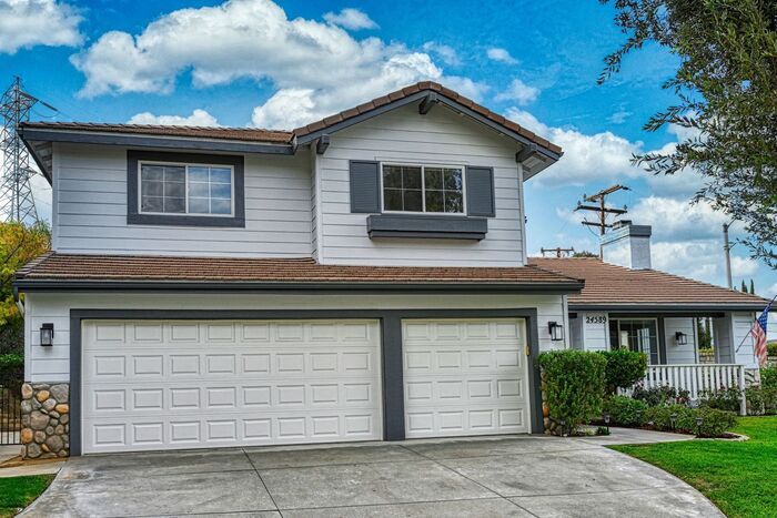 Foto principal - Gorgeous 5 bd 3 ba Corner Lot Home Newhall