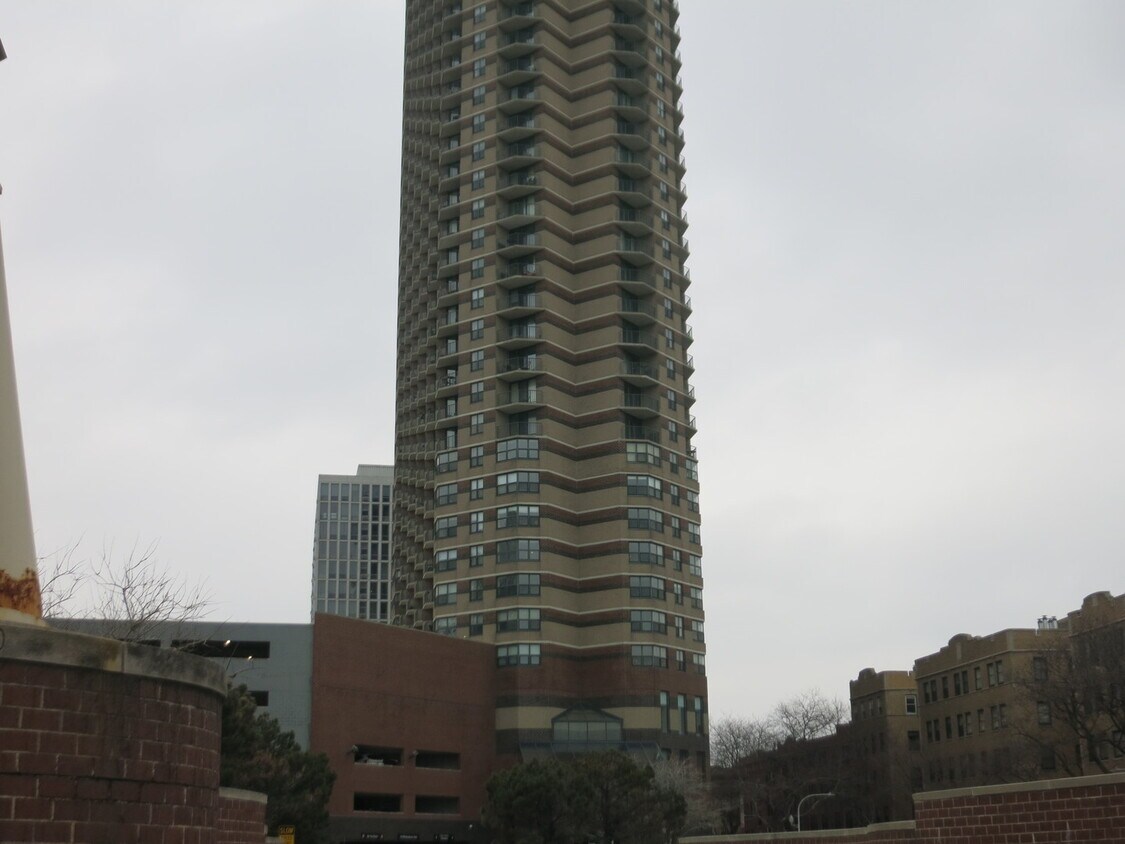 Primary Photo - 3660 N Lake Shore Dr