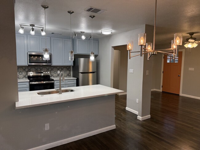 Building Photo - 415 W Mariposa Dr