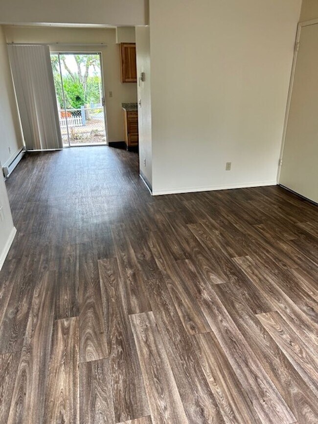 Building Photo - Carter Park Cutier-Updated Apartment with ...