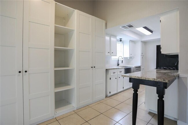 Building Photo - 1002 Great Oaks Cove
