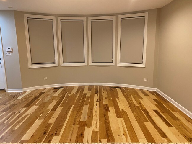 Living Room/Bay Windows - 1551 W Jackson Blvd