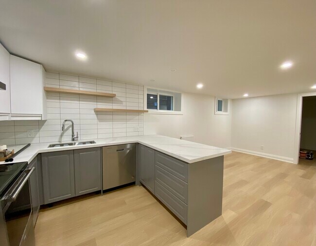 kitchen and living room - 25 Hammersmith Av