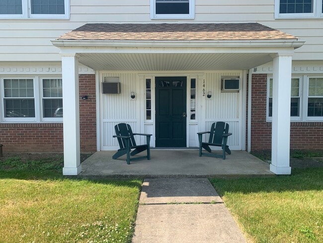 Building Photo - 2 Bedroom 2nd Floor Suburban SD-Parking