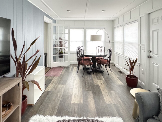 Sunroom - Bright and sunny, All season living/dining room - 12 Lincoln St