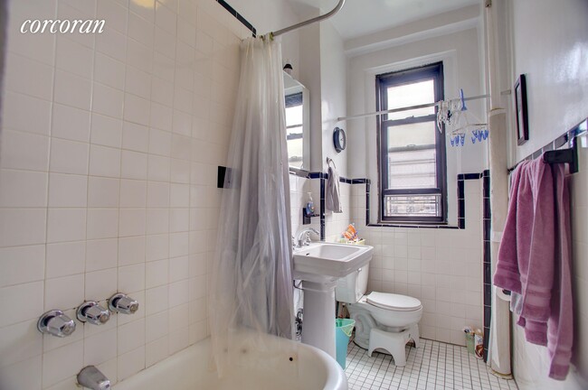 Building Photo - 158 W 81st St