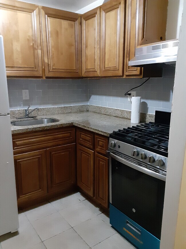 kitchen area - 2056 Grand Ave
