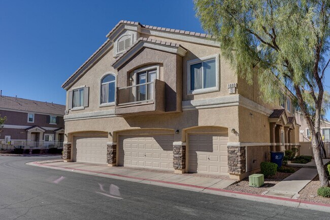 Foto del edificio - ** COMING SOON!!! ** Charming Henderson Townhome with Double-Sided Fireplace, Stainless Steel Kit...