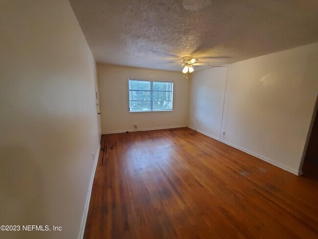 Building Photo - 2305 Myra St