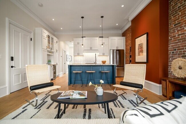 Foto del edificio - "Chic 1-Bed Furnished Apartment on E Broadway with Hardwood Floors!"