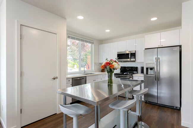 Building Photo - Newer Construction Student Housing Close t...