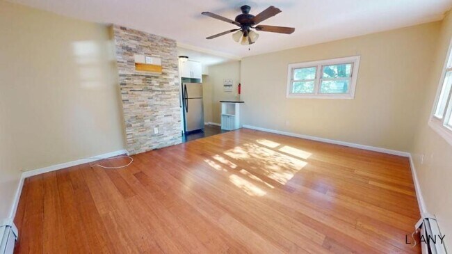 Foto del edificio - 3 bedroom in BRONX NY 10457