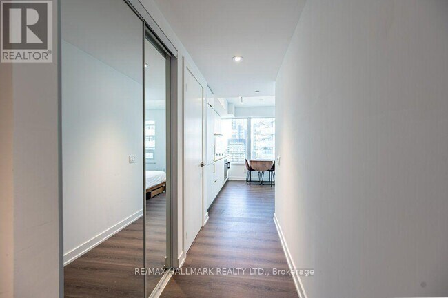 Photo du bâtiment - 8 Wellesley St W