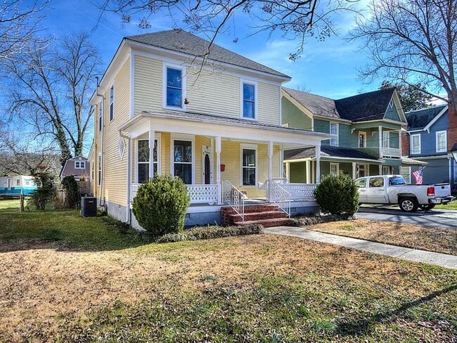 Building Photo - 3 Bedrooms, 2 Bathrooms - Home close to Do...